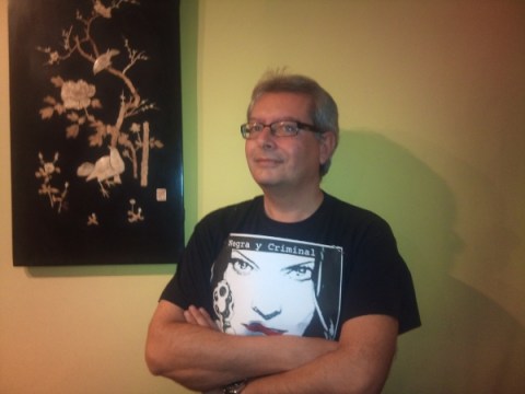 Juan Mari Barasorda, especialista en clásicos policiales, luciendo sus mejores galas