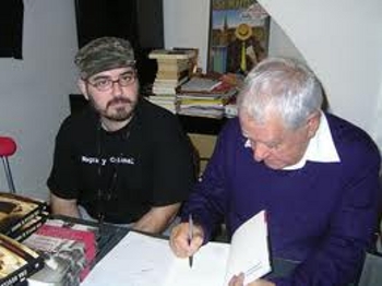 El también llamado Cruce echando un cable en la librería durante una jornada de firmas