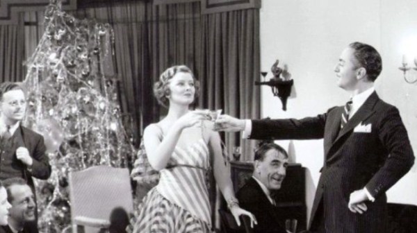 Title: THIN MAN, THE ¥ Pers: LOY, MYRNA / POWELL, WILLIAM ¥ Year: 1934 ¥ Dir: VAN DYKE, W.S. ¥ Ref: THI004AM ¥ Credit: [ MGM / THE KOBAL COLLECTION ]